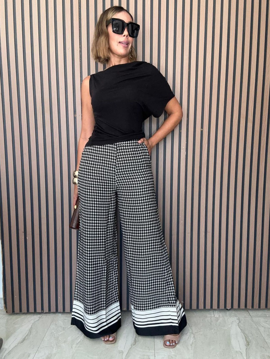 A Masterclass in Chic Wide-Leg Trousers