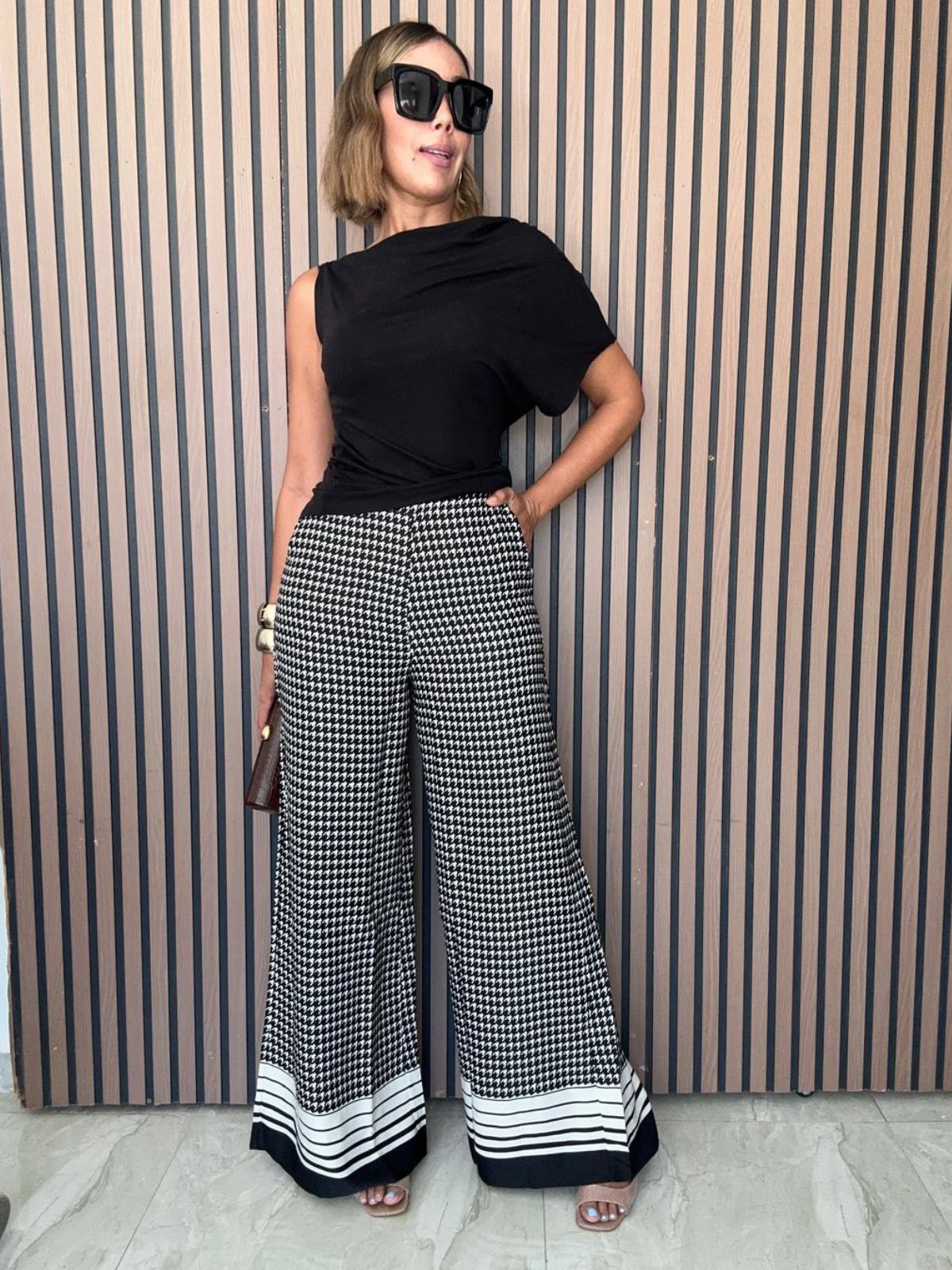 A Masterclass in Chic Wide-Leg Trousers