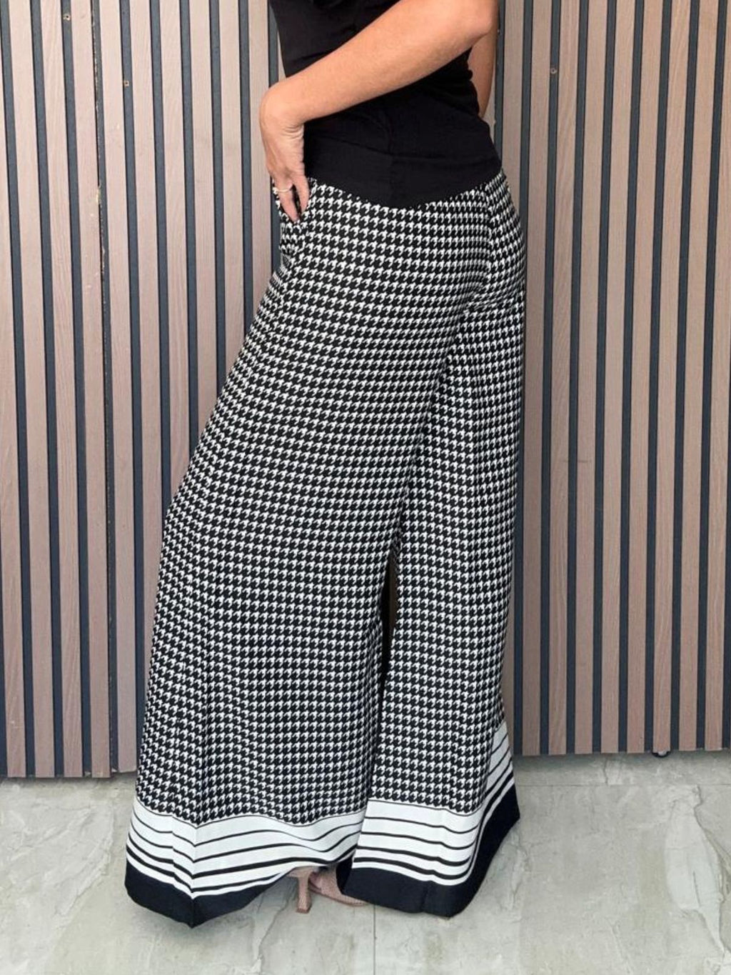 A Masterclass in Chic Wide-Leg Trousers